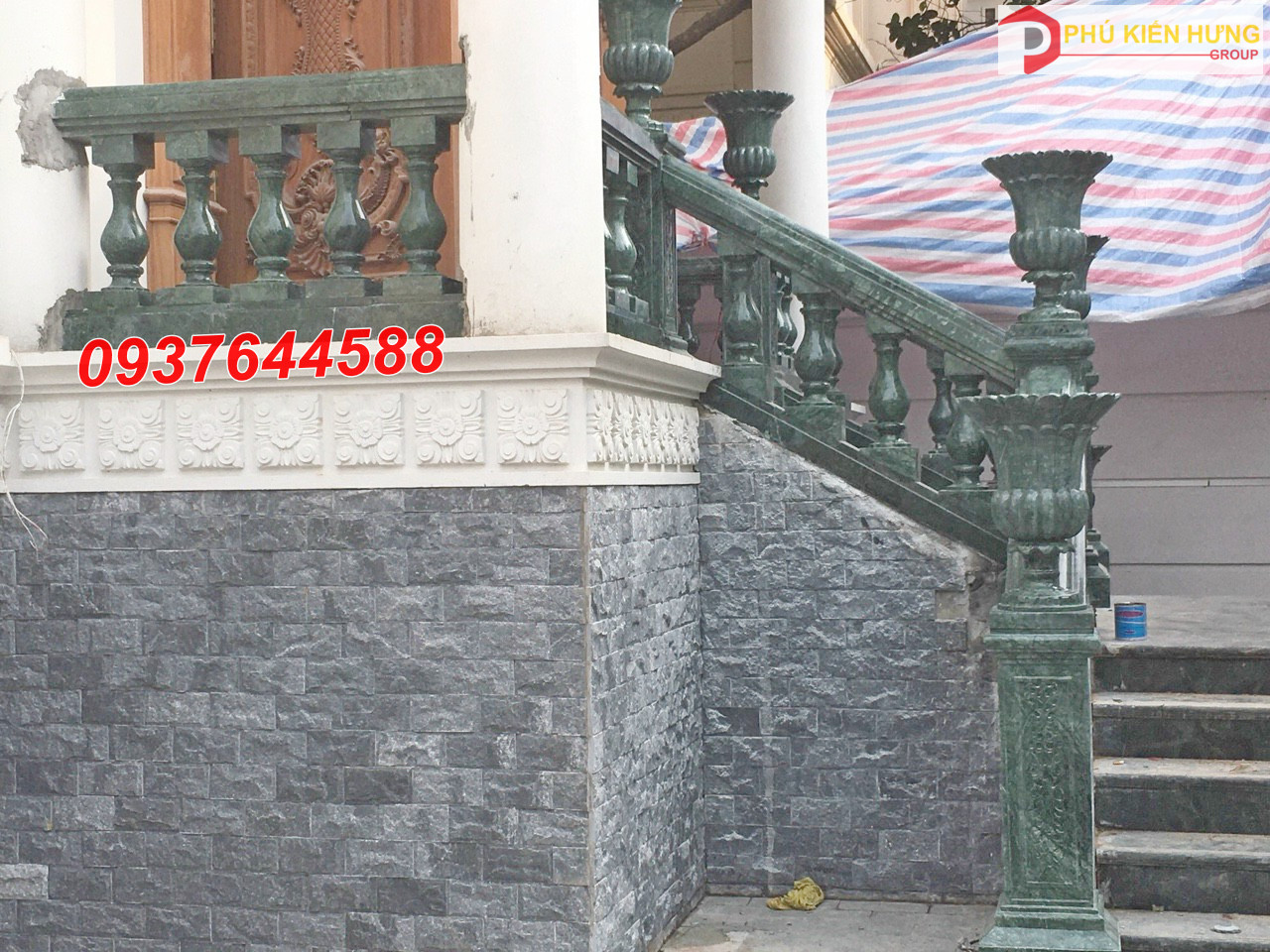 lan can cầu thang lục bình đá xanh do công ty Phú Kiến Hưng sản xuất và lắp ráp